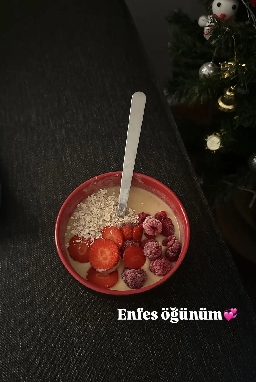 Gizem Özdemir’in yulaflı, çilekli ve ahududulu kâsesi