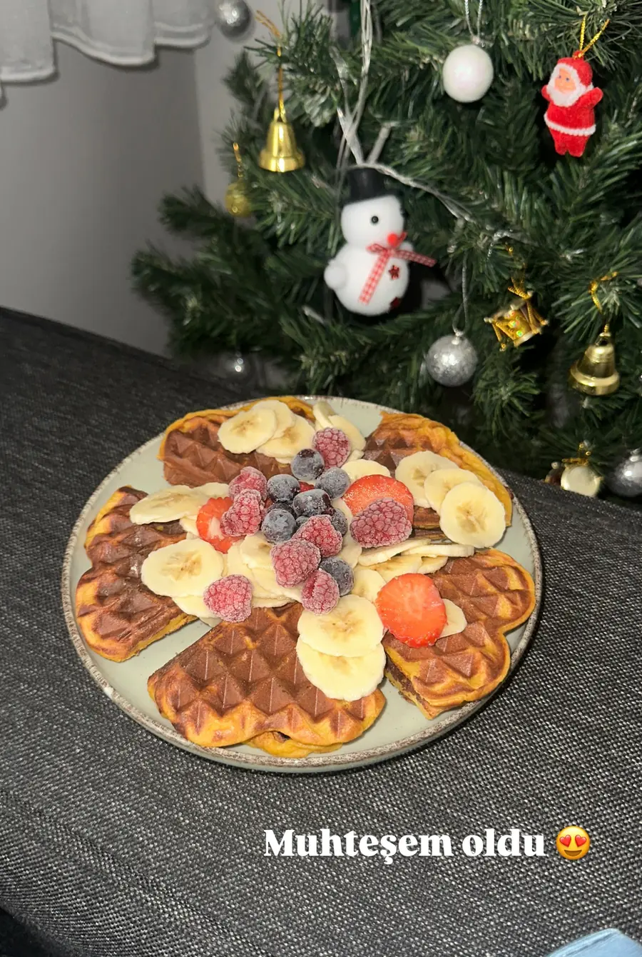 Gizem Özdemir’in muz, çilek ve orman meyveli waffle tabağı